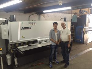 Kipro klientas aplanko spaudos stabdžių mašiną ir pjaustymo mašiną mūsų gamykloje