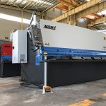 hidraulinė šlifavimo mašina 12mm plieno plokštės pjovimo mašina 2500mm